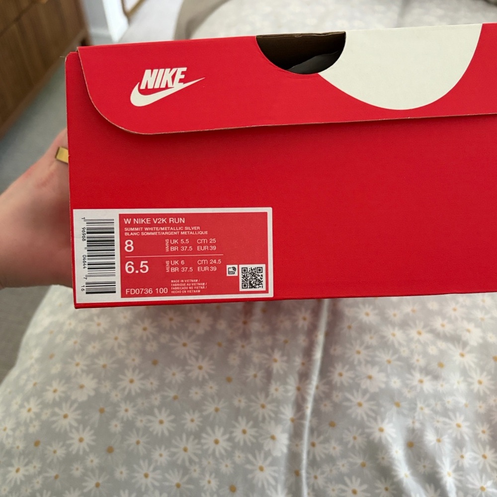 New In Box Nike V2K Run Sneakers size 8

Summit White/Pure Platinum/Light Iron - Picture 13 of 16